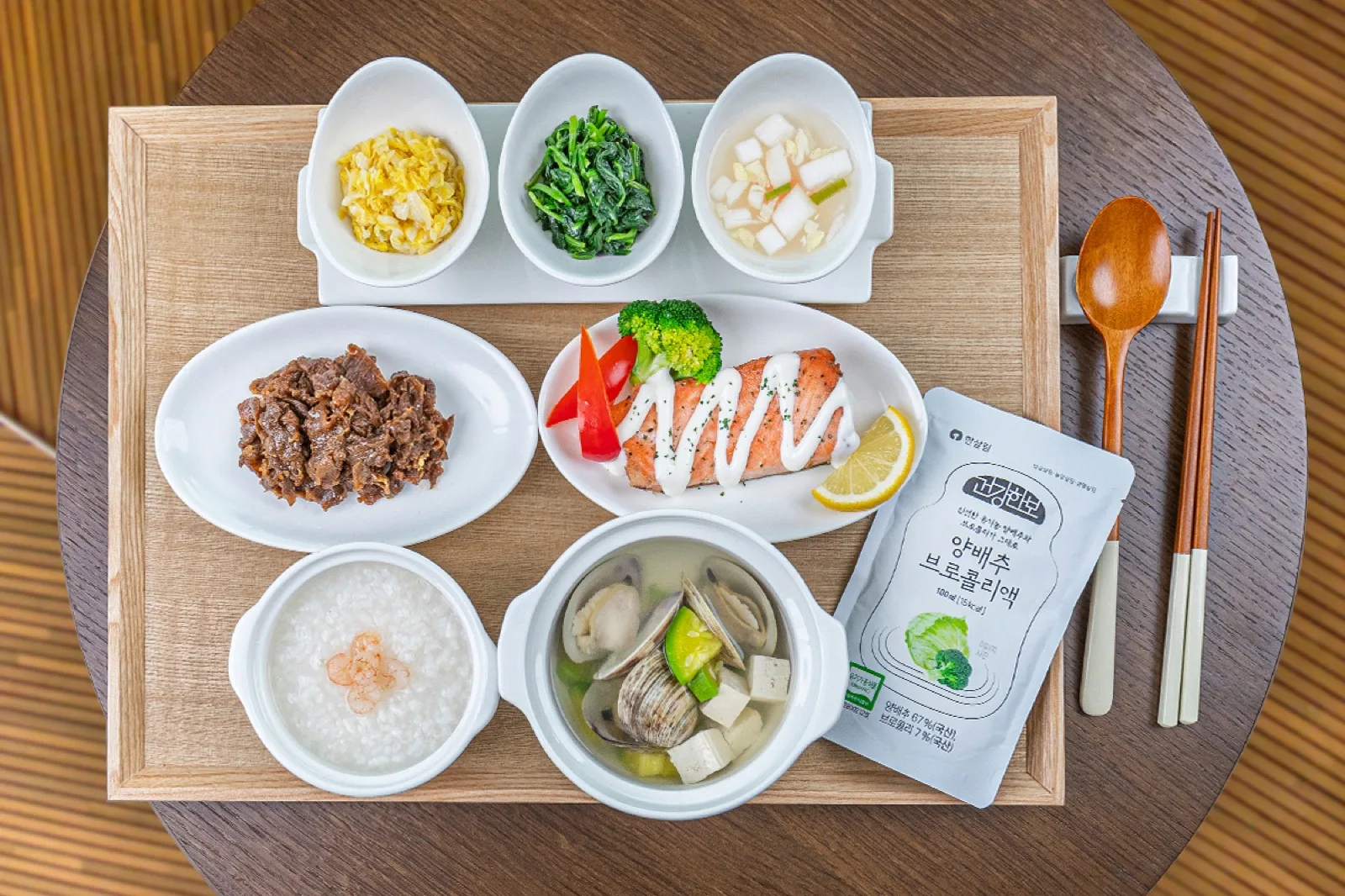 죽과 연어구이·불고기에 나물과 조개탕을 곁들여 나무 상반에 낸 치료식 · 리움한방병원 종로 식단