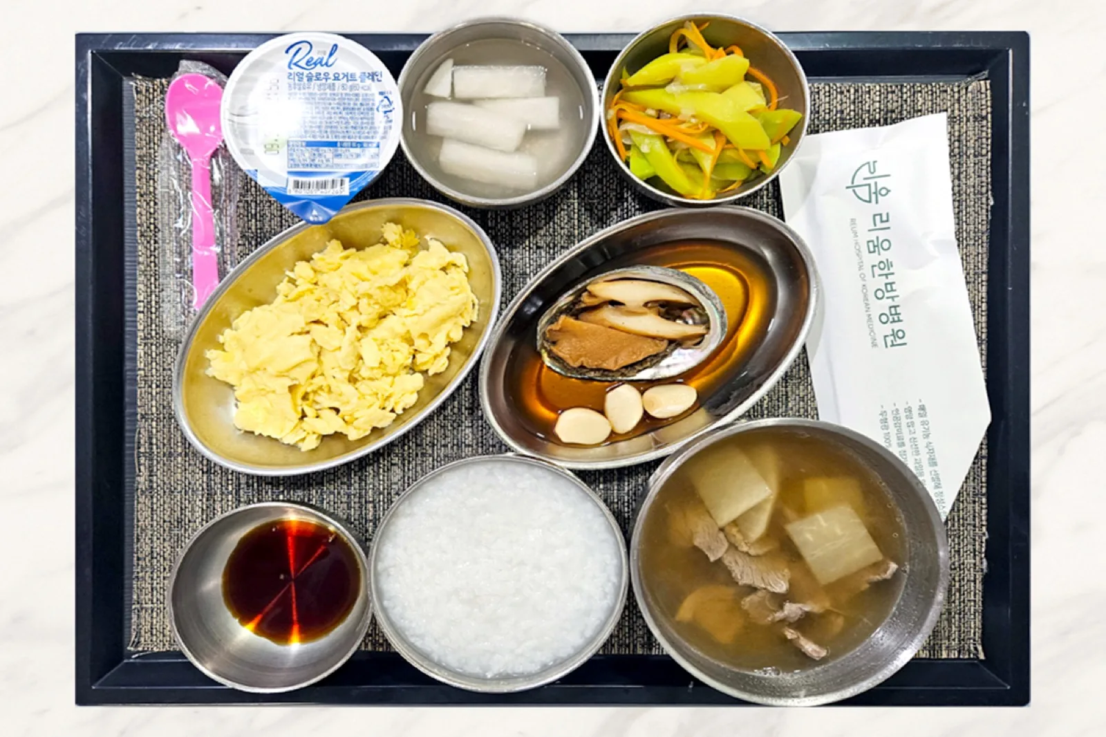 흰죽과 달걀볶음, 전복 조림과 소고기무국을 낸 치료식 · 리움한방병원 종로 식단