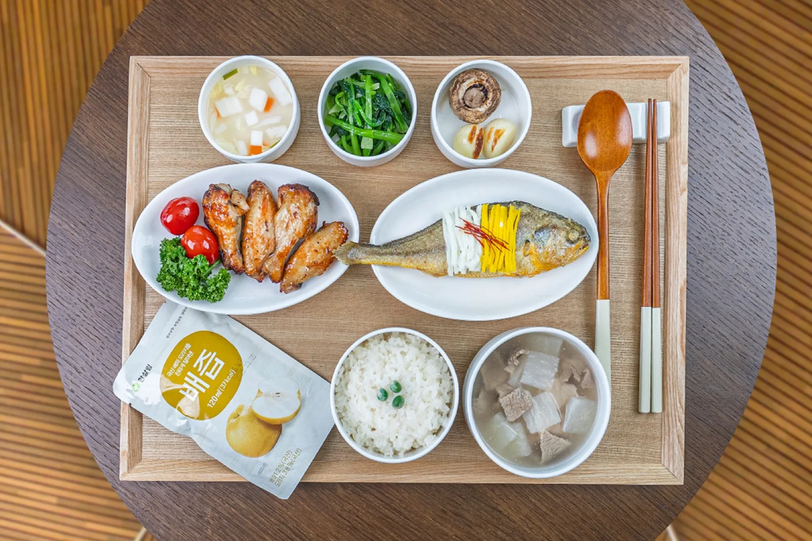 조기구이와 닭날개구이, 흰쌀밥과 소고기무국을 나무 상반에 낸 치료식 · 리움한방병원 종로 식단