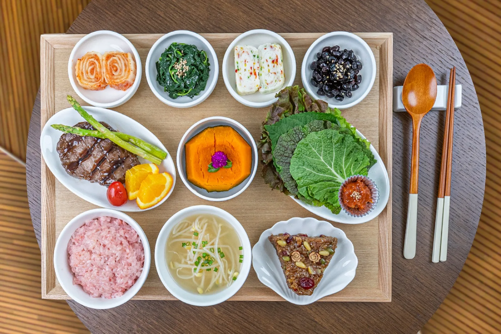 고기구이와 단호박찜, 쌈채소와 약식을 나무 상반에 낸 치료식 · 리움한방병원 종로 식단
