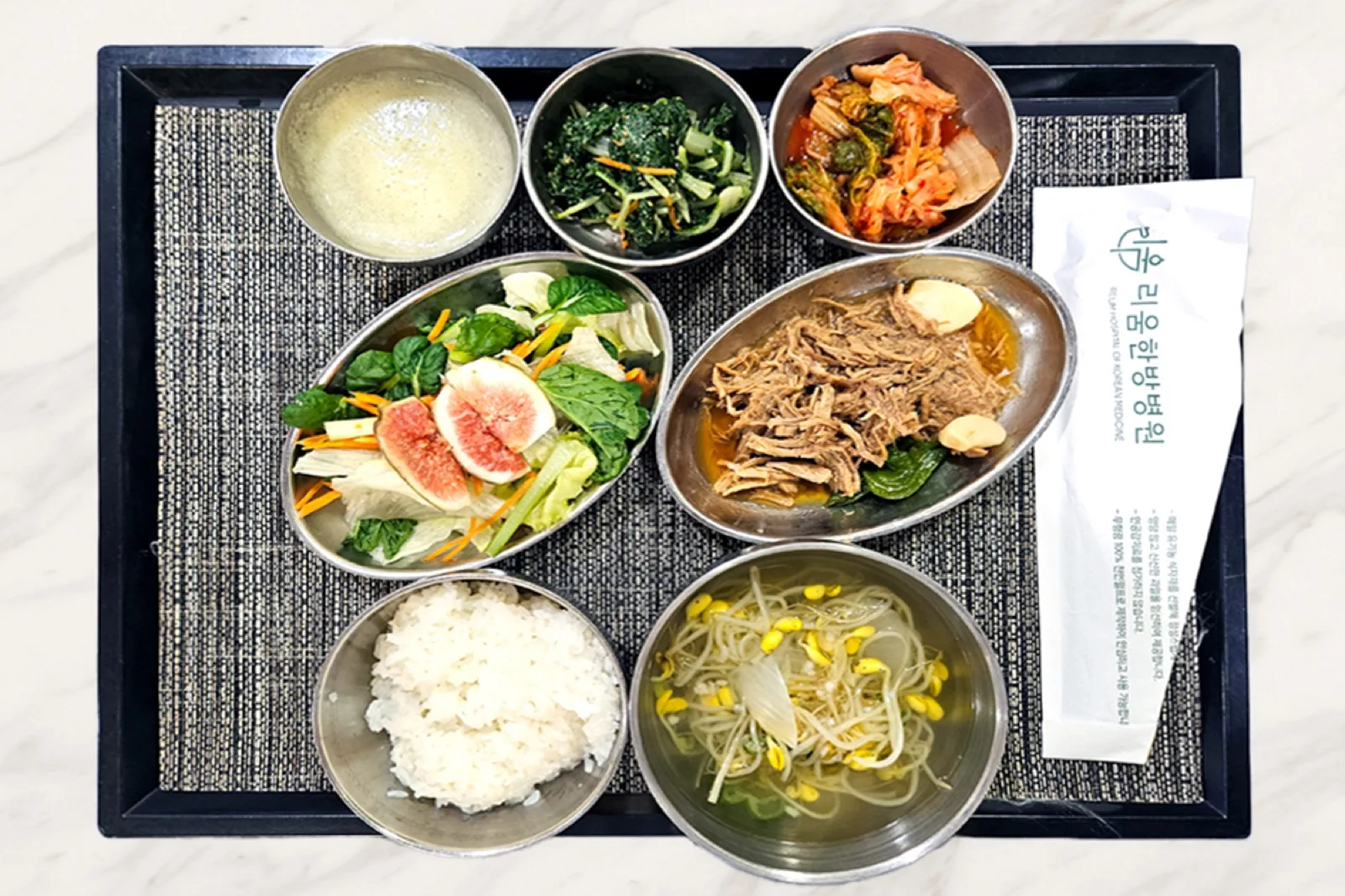 무화과를 올린 샐러드와 장조림에 흰쌀밥과 콩나물국을 낸 치료식 · 리움한방병원 종로 식단