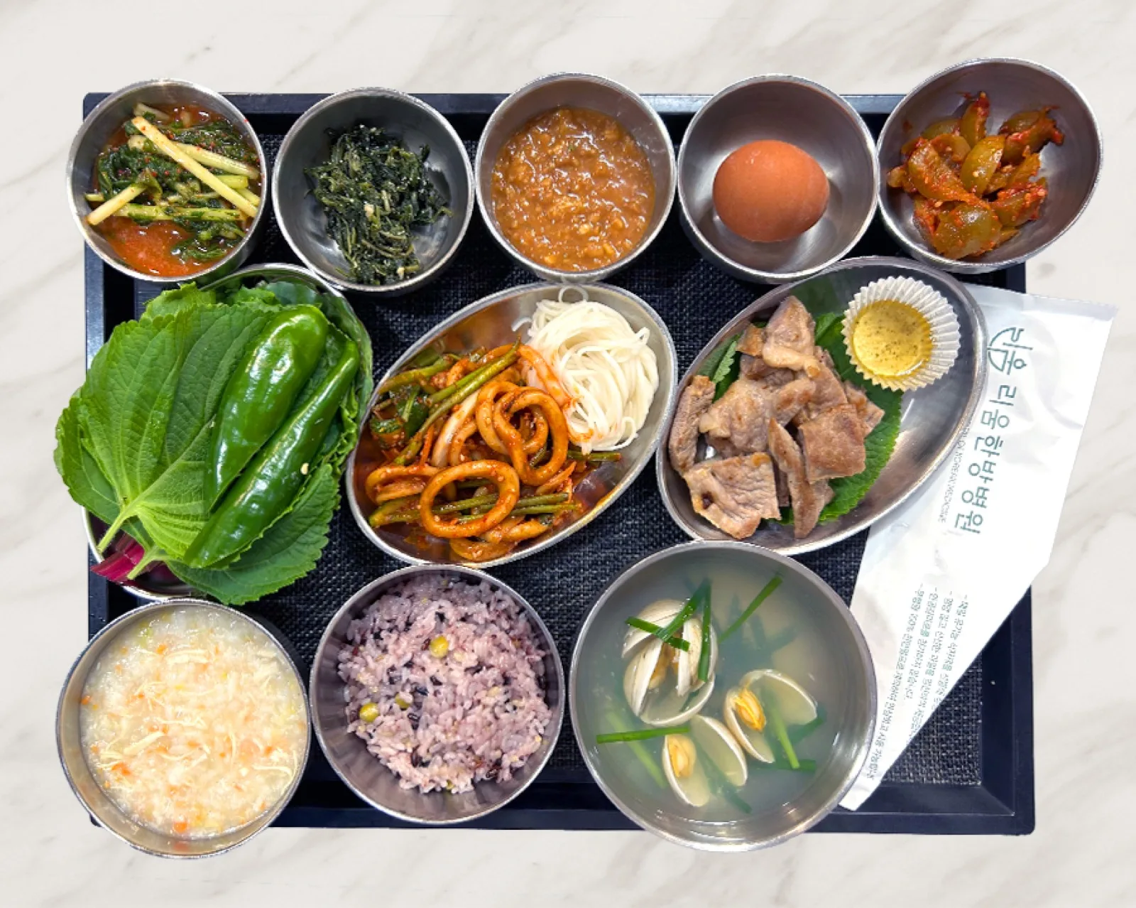 오징어볶음과 소면, 수육과 바지락국을 함께 차린 식판 · 리움한방병원 종로 식단