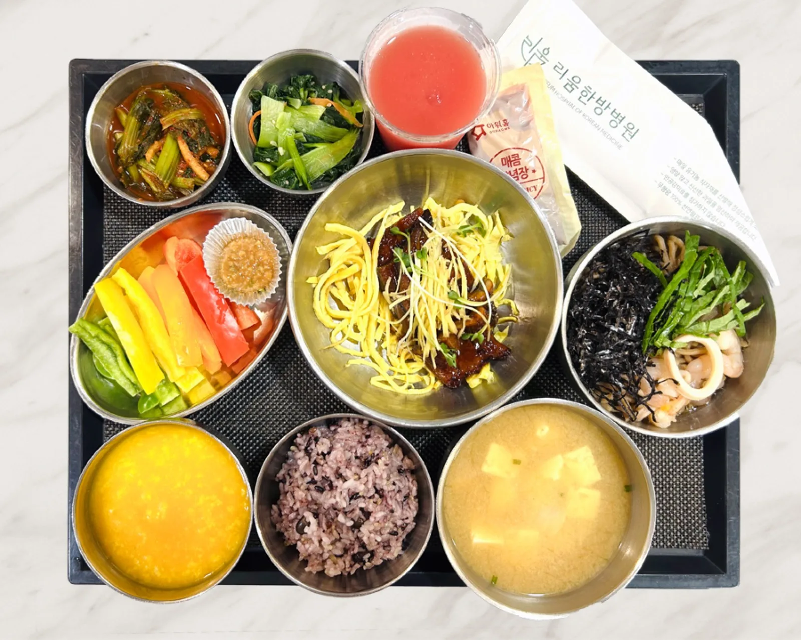 잡곡밥과 두부 된장국에 달걀지단 올린 조림, 파프리카와 톳무침을 곁들인 식판 · 리움한방병원 종로 식단