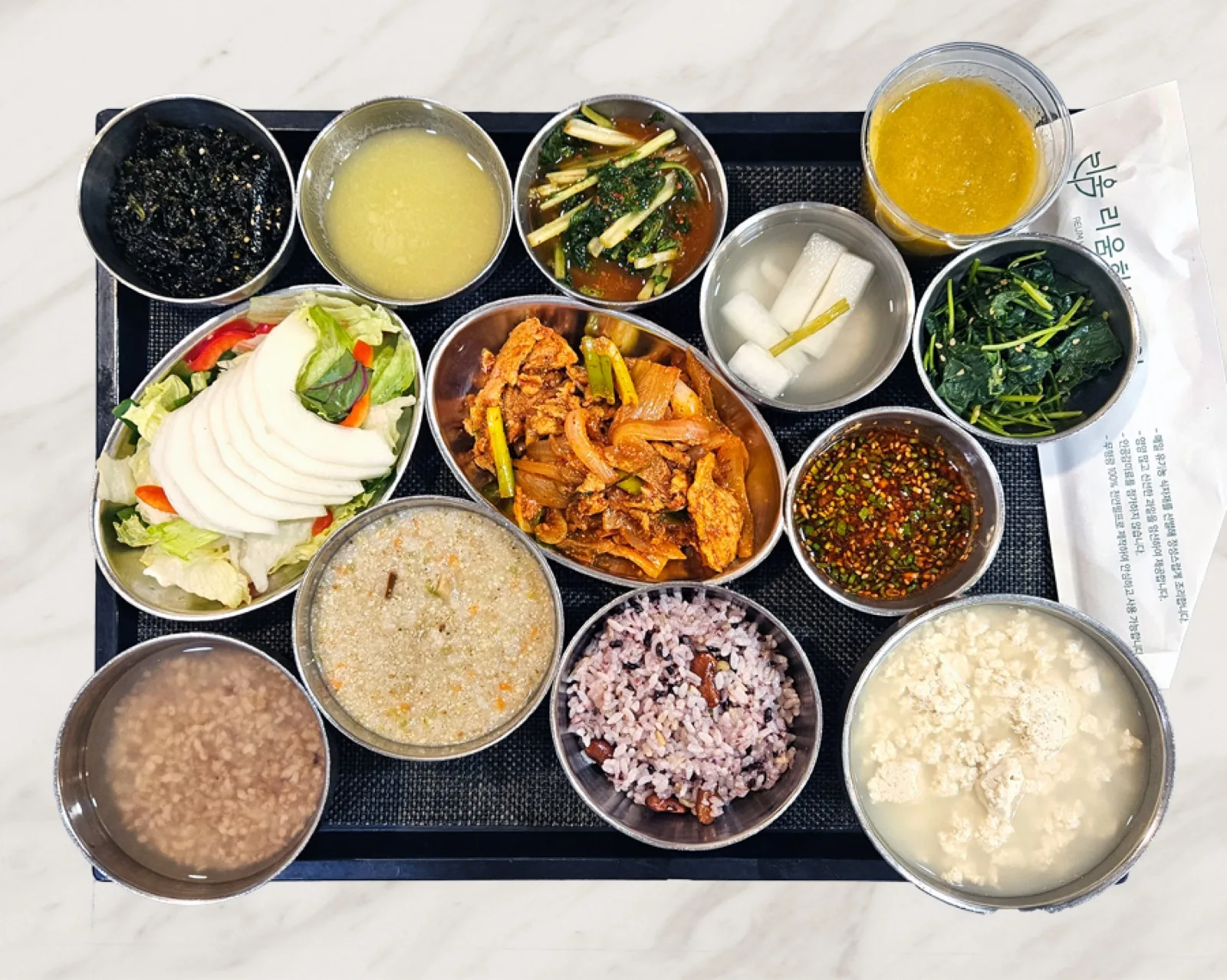볶음 요리와 순두부국에 채소 샐러드, 죽 세 가지를 함께 낸 식판 · 리움한방병원 종로 식단