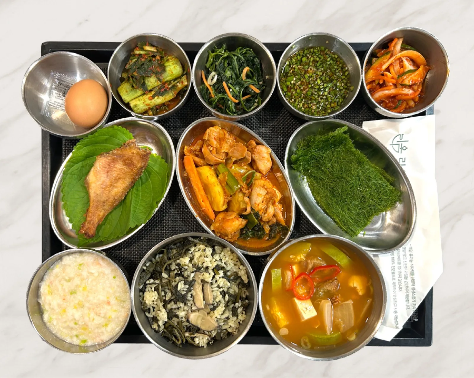 생선튀김과 닭볶음, 나물밥과 된장국에 나물 반찬을 곁들인 식판 · 리움한방병원 종로 식단