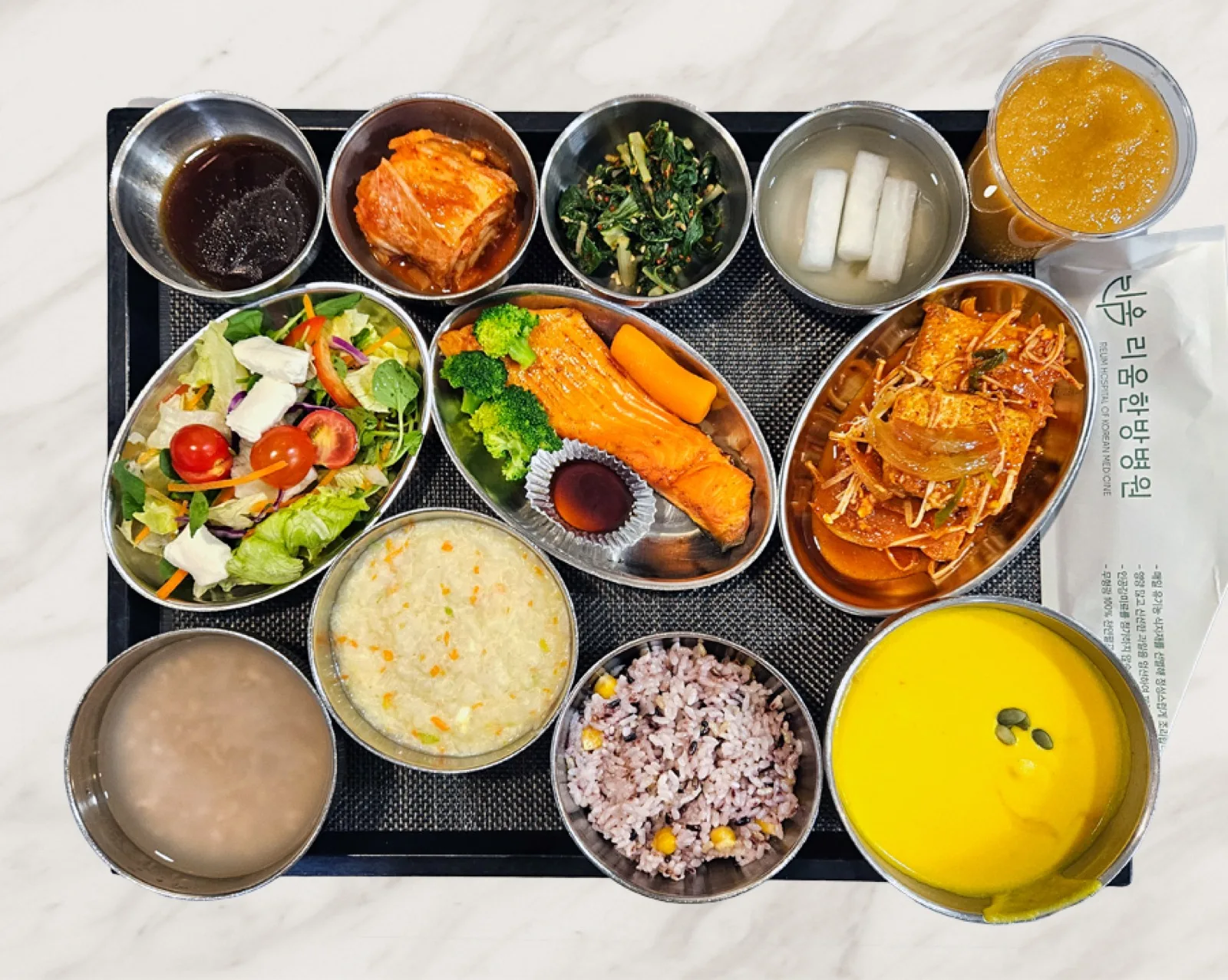 연어구이와 두부조림에 치즈를 올린 샐러드와 단호박 수프를 함께 낸 식판 · 리움한방병원 종로 식단