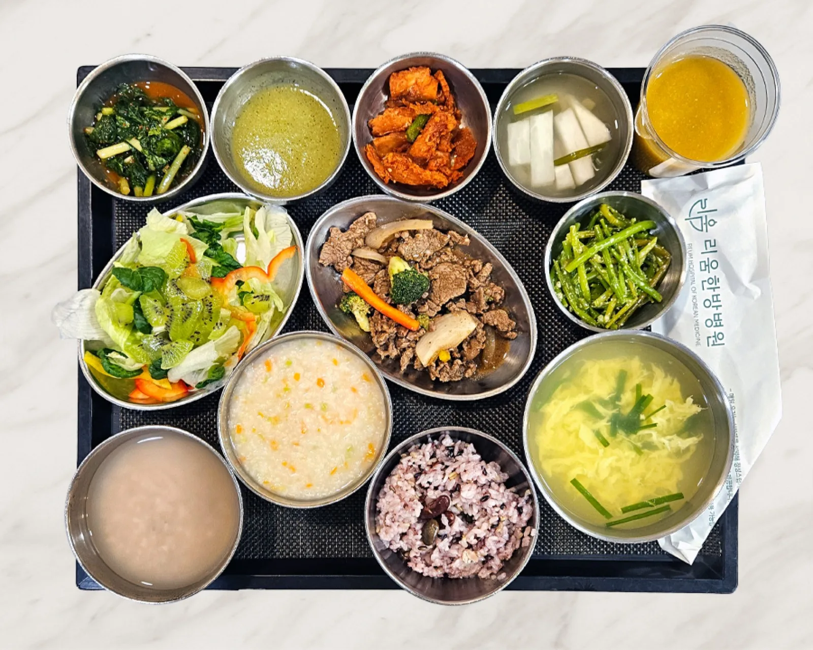 불고기와 달걀국에 키위를 올린 샐러드와 잡곡밥을 함께 낸 식판 · 리움한방병원 종로 식단