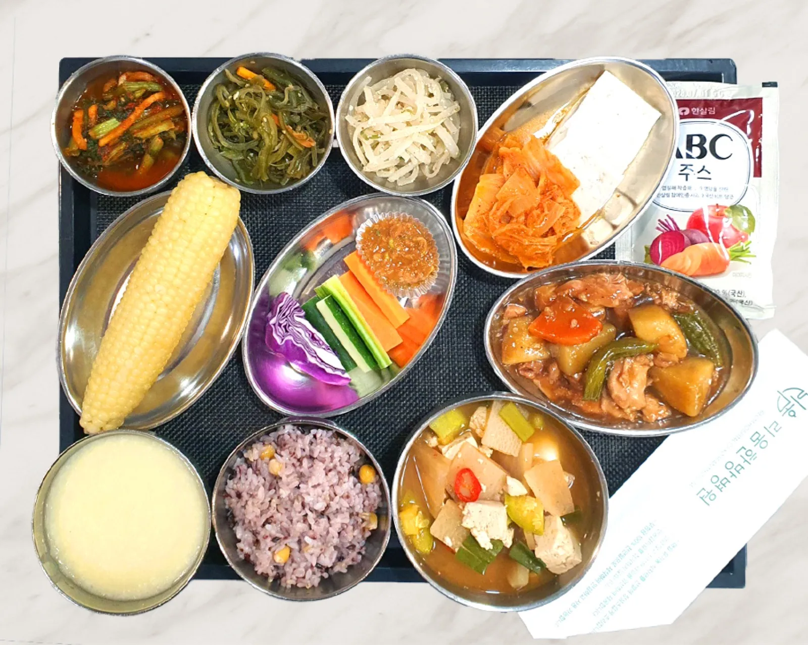 닭감자조림과 된장찌개에 찐 옥수수와 채소 스틱을 곁들인 식판 · 리움한방병원 종로 식단